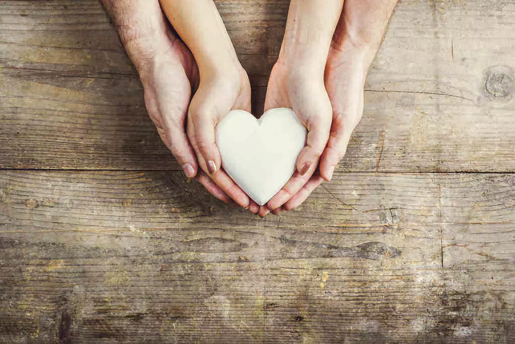 rsz hands of man and woman holding a heart together pdppfe