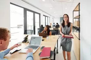 rsz busineswoman working in office wjttdm