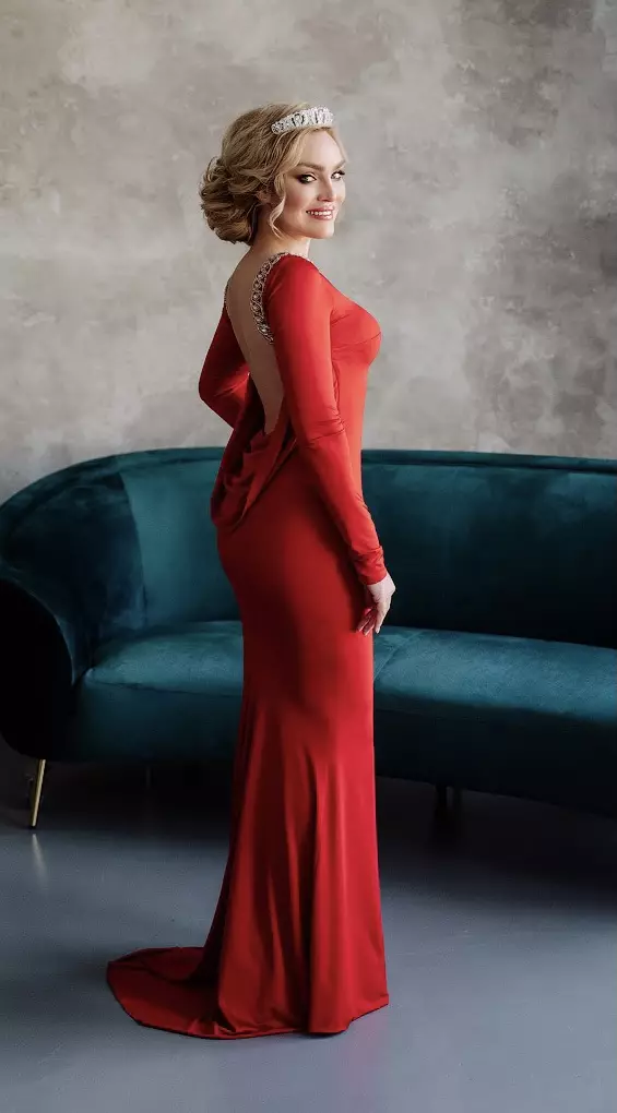 Elena R, 42