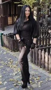 Julia Y, 41 Partnervermittlung: Sie sucht einen Mann für eine feste Beziehung