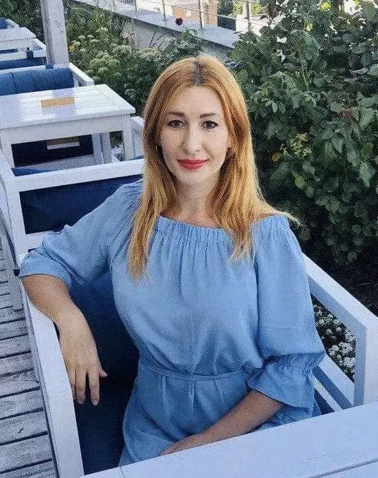 Yana, 44