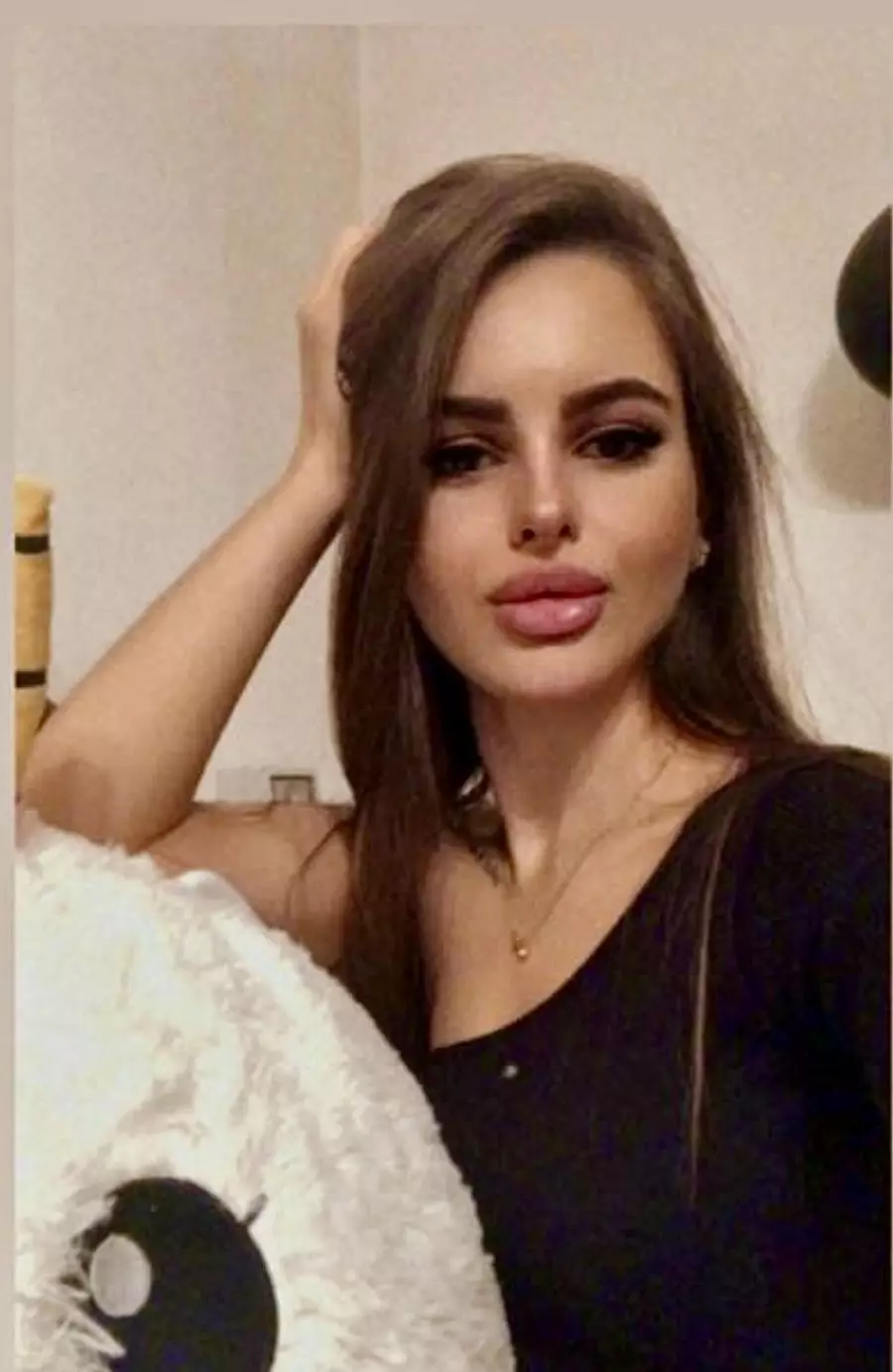 Viktoria, 26