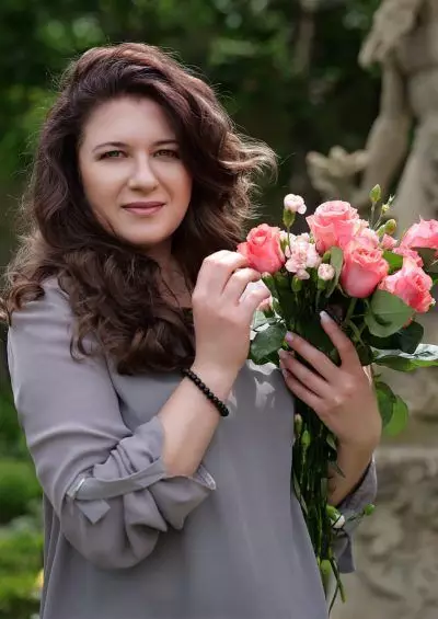 Elena, 36 Ukrainische Frauen in Deutschland, Katalog