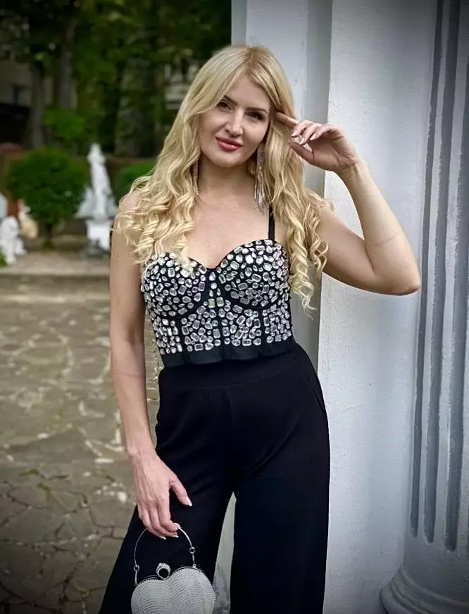Julia, 41