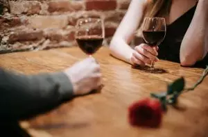 Körpersignale Handpositionen beim Dating mit Frauen