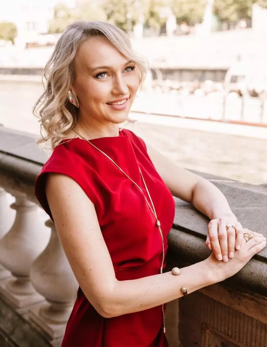 Olga, 43