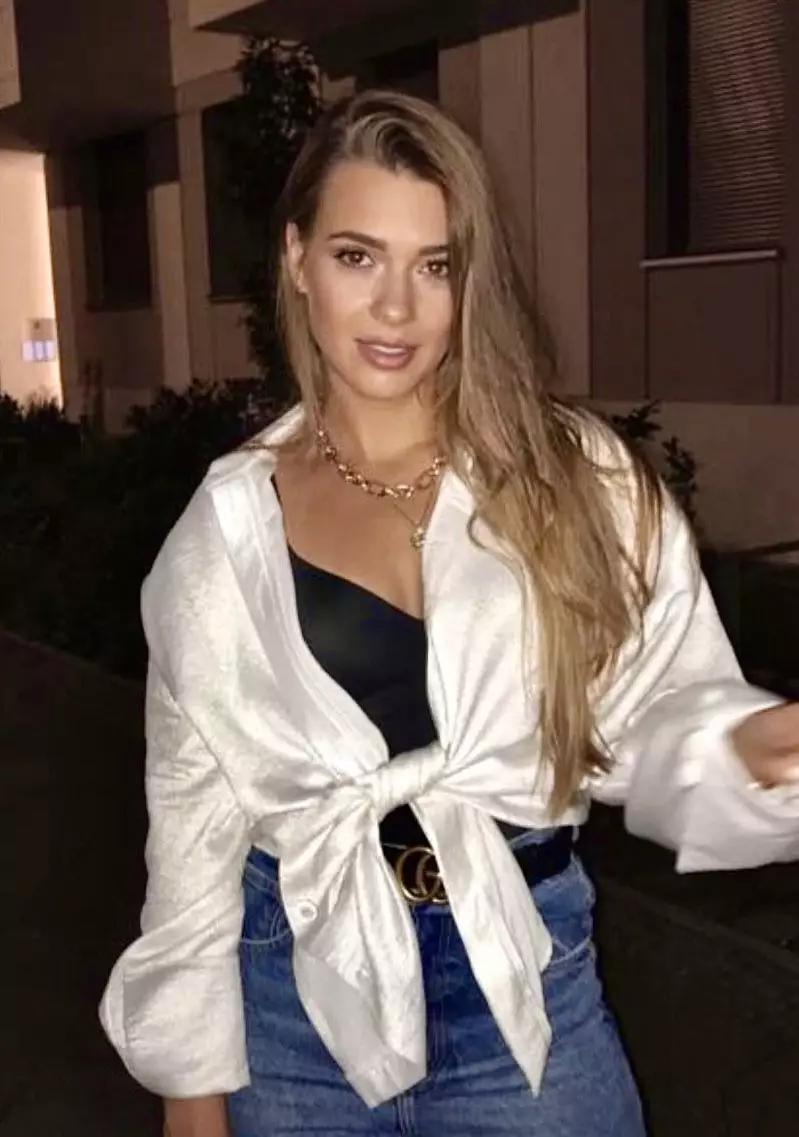 Anna, 32