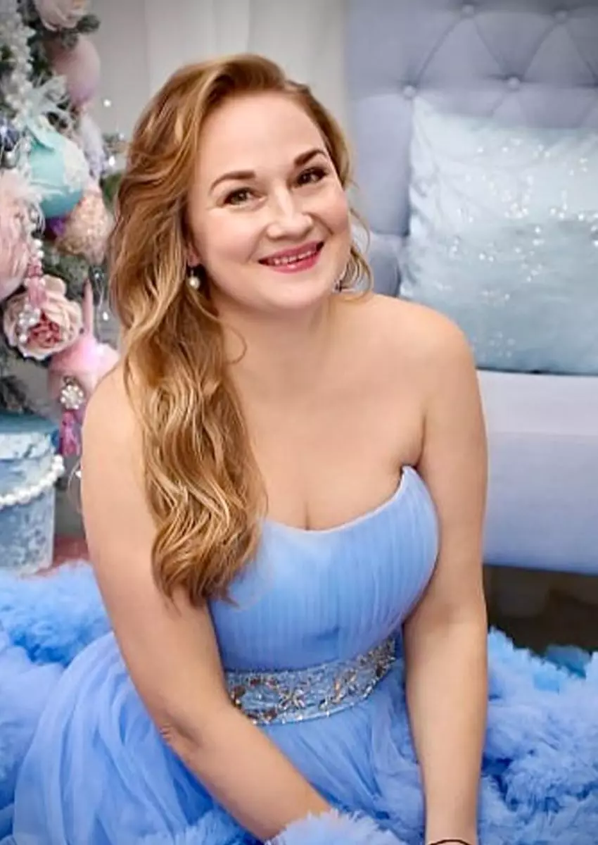 Valentyna, 43