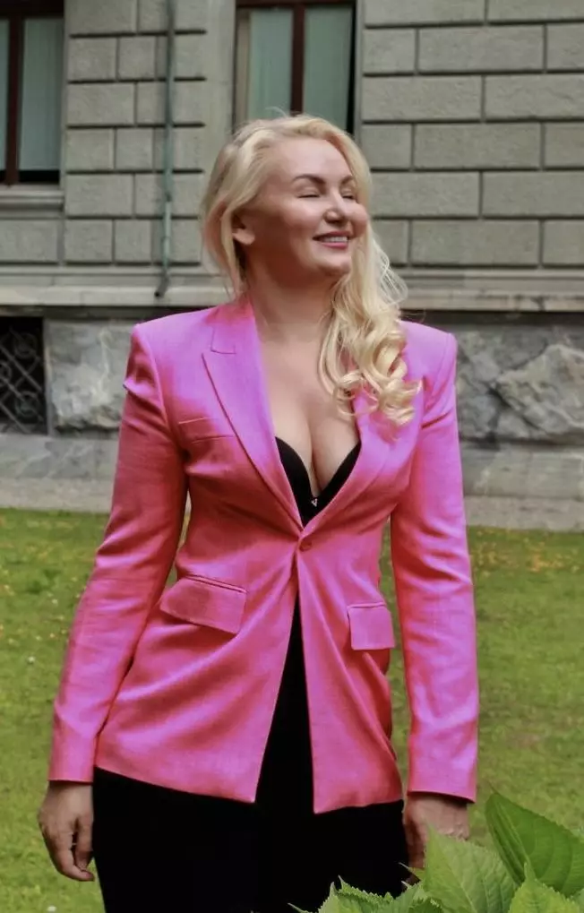 Alvina, 45