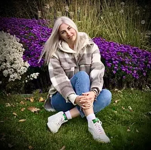Elena, 40