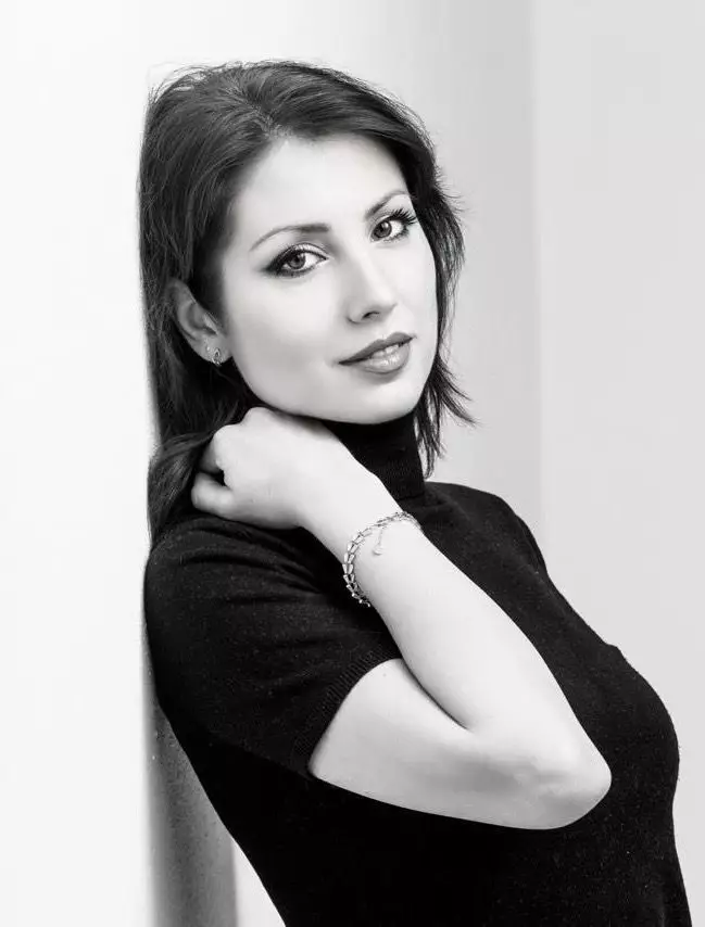 Elena, 43