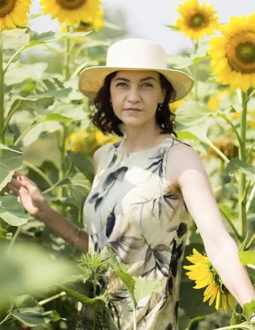 Olga, 44