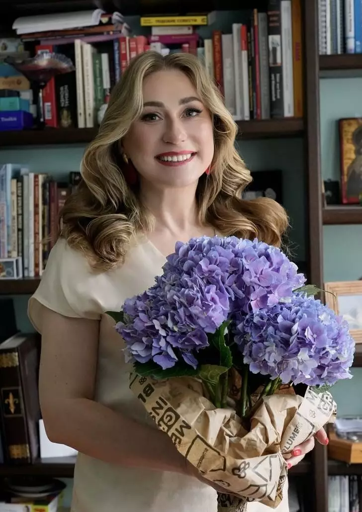 Julia, 46