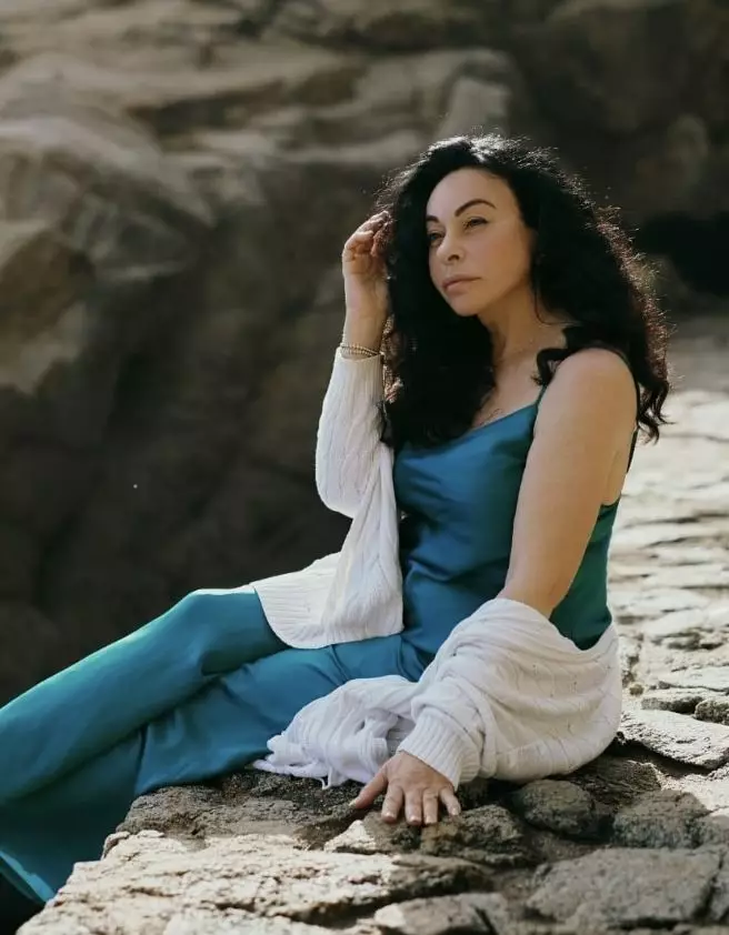 Rina, 60