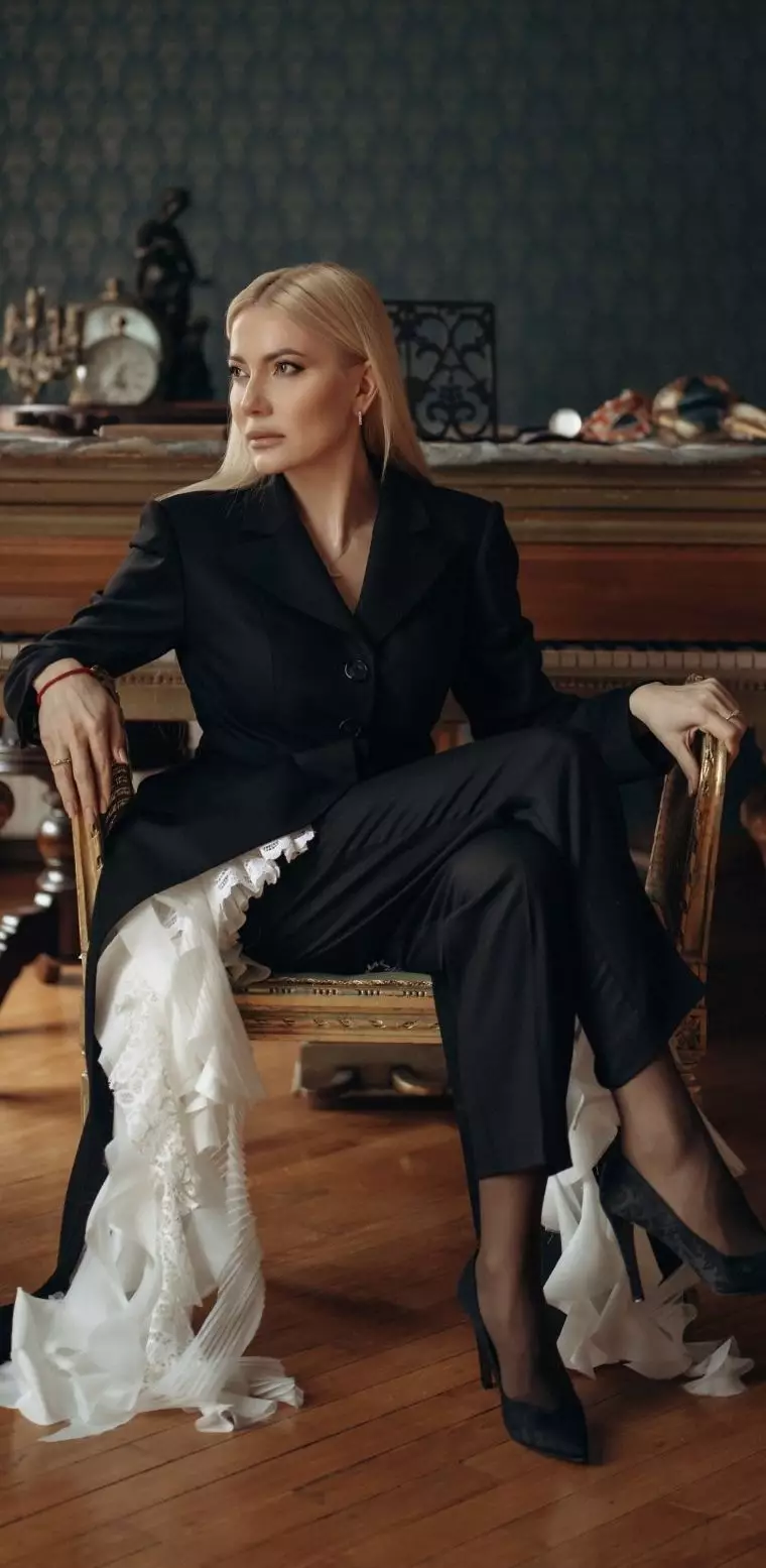 Elena, 52
