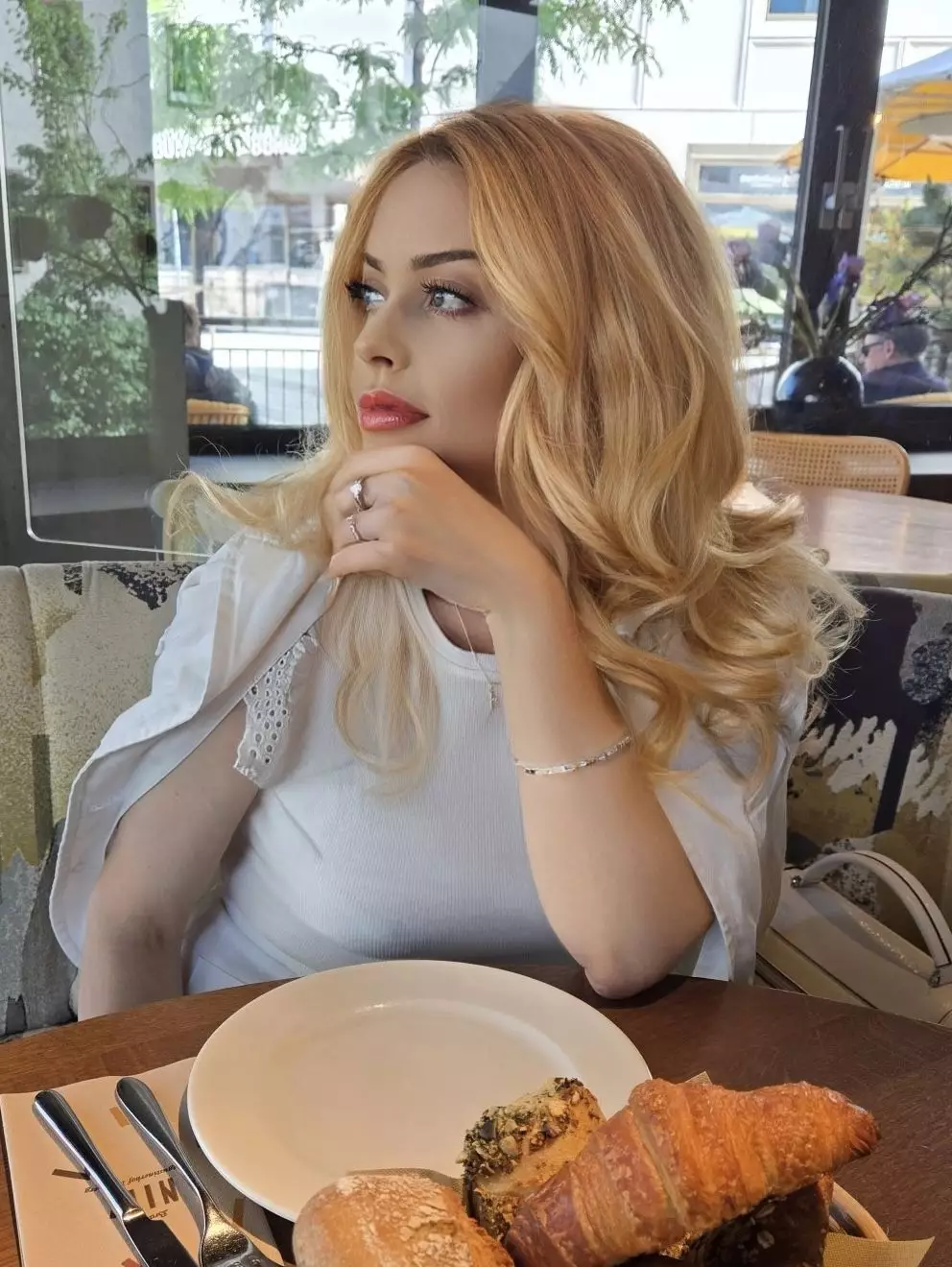 Anna, 47