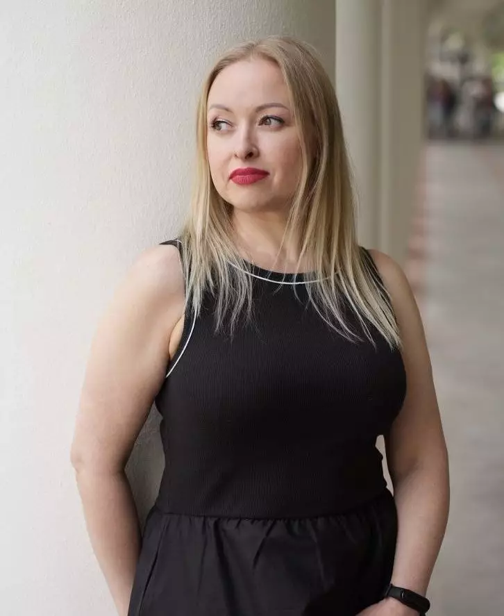 Nelia, 46