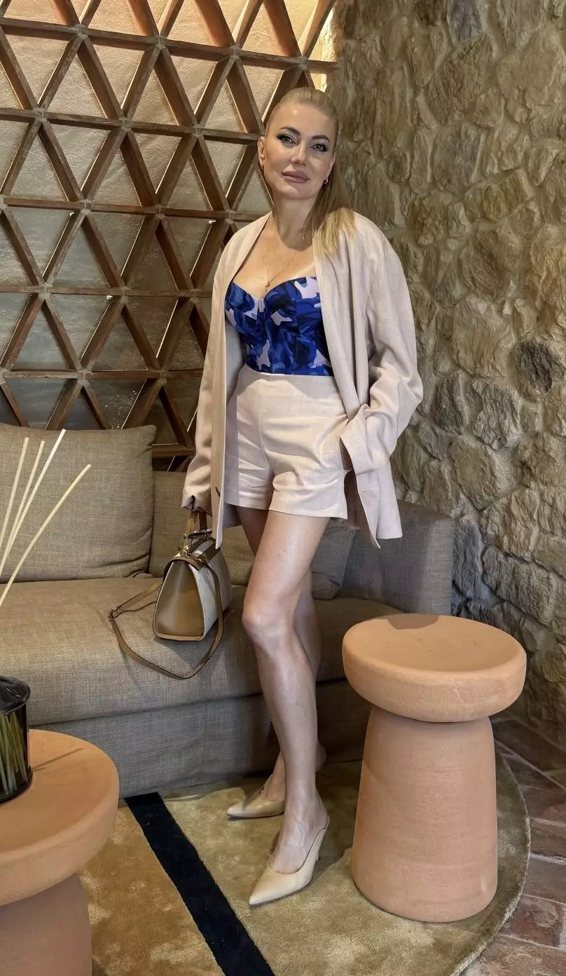 Elena, 52