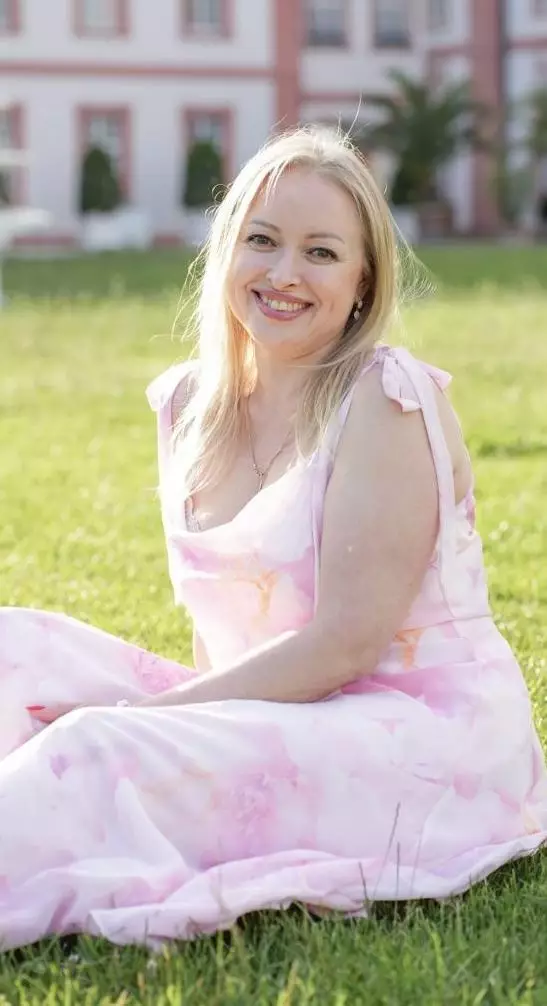 Nelia, 46
