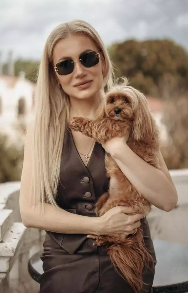 Elena, 52