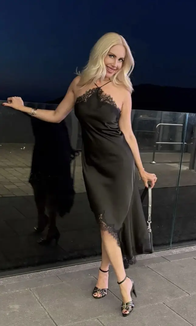 Yuliya, 44
